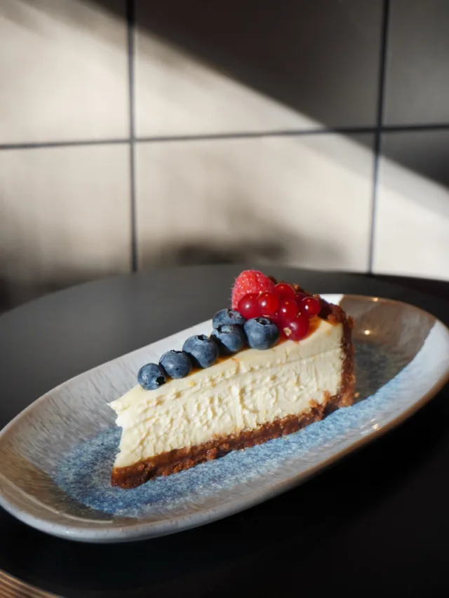 Für einen süßen Start in die Woche. ✨Unser Bestseller Käsekuchen mit Beeren. Schon probiert?